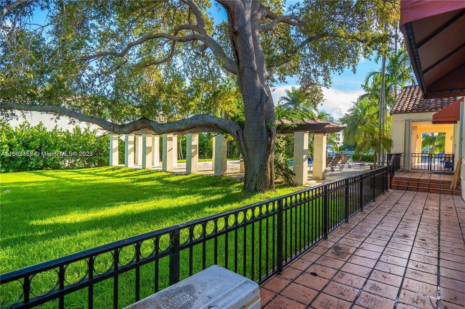 Small Image of 44, Bal Harbour Number 36