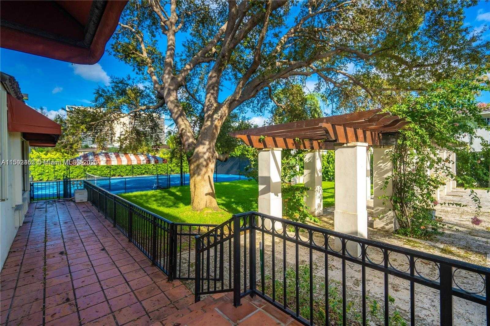 Small Image of 44, Bal Harbour Number 37