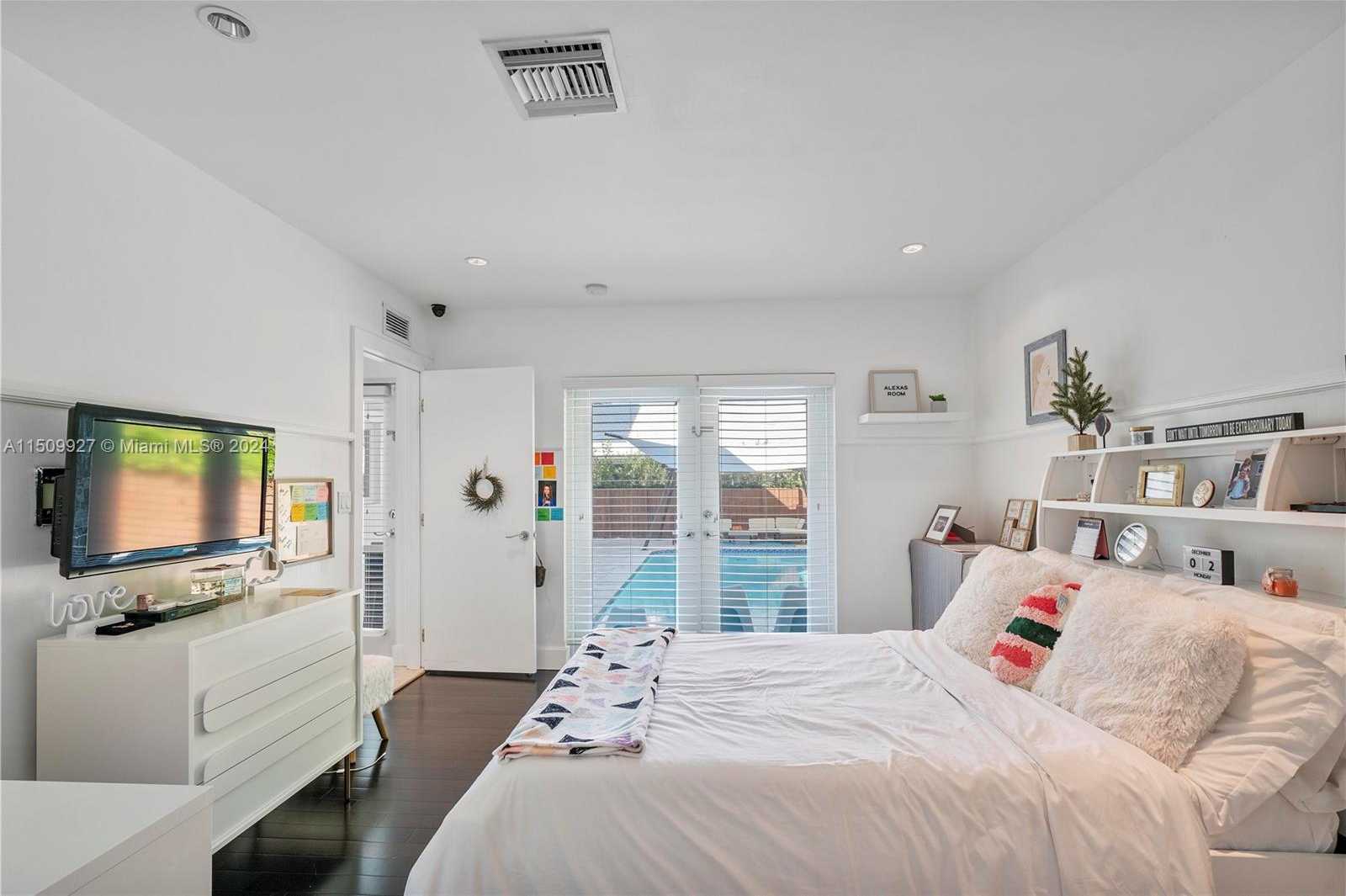 Small Image of 1231 96TH ST, Bay Harbor Islands Number 31