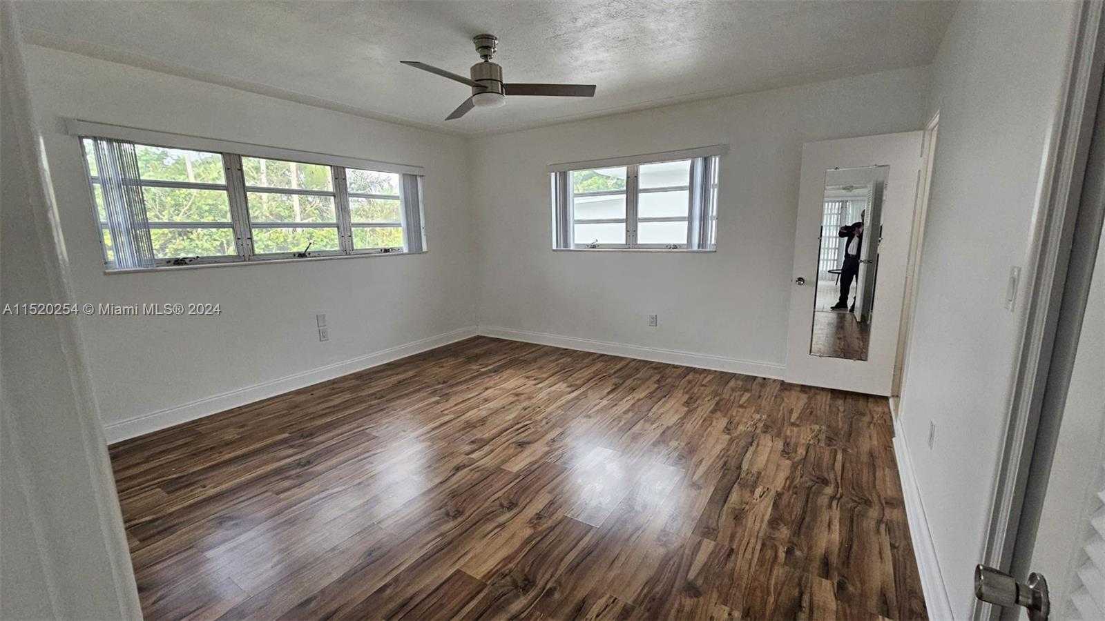 Small Image of 9348 BYRON AVE, Surfside Number 11