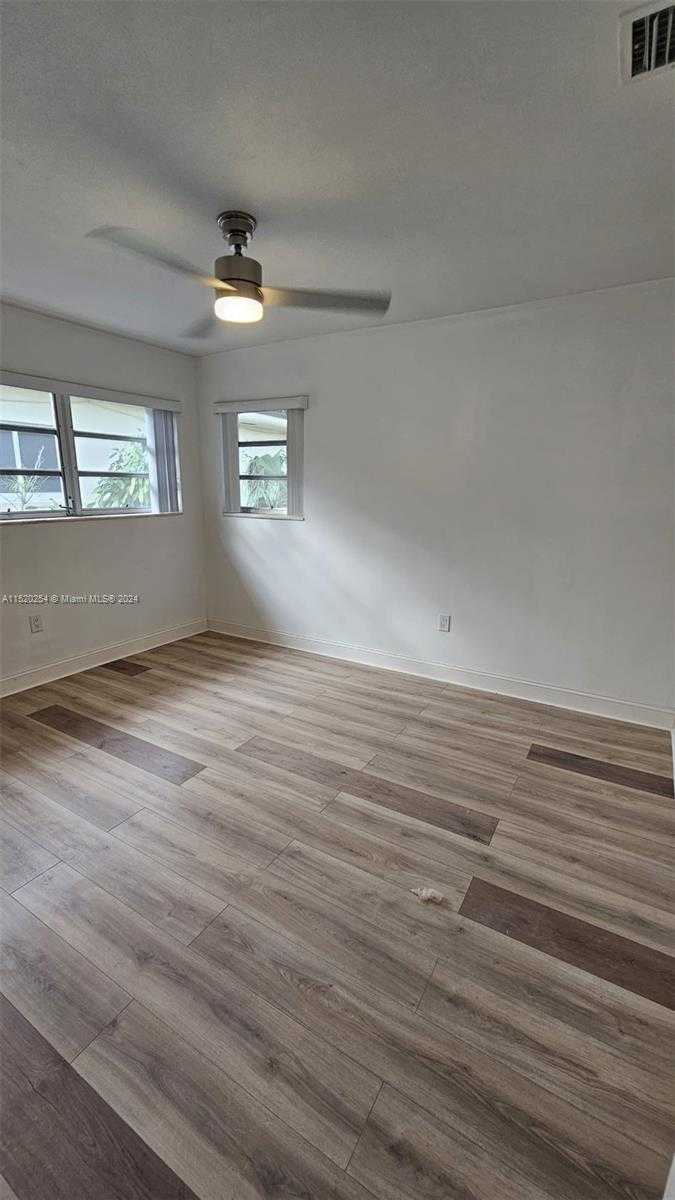 Small Image of 9348 BYRON AVE, Surfside Number 18