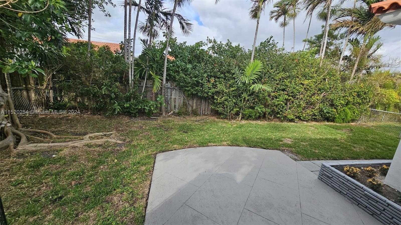 Small Image of 9348 BYRON AVE, Surfside Number 19