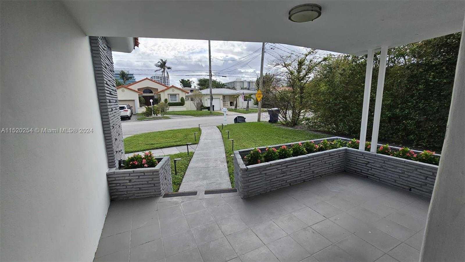 Small Image of 9348 BYRON AVE, Surfside Number 4