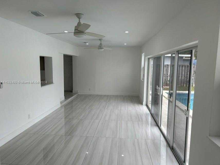 Small Image of 801 SOUTH HIGHLAND DR, Hollywood Number 3