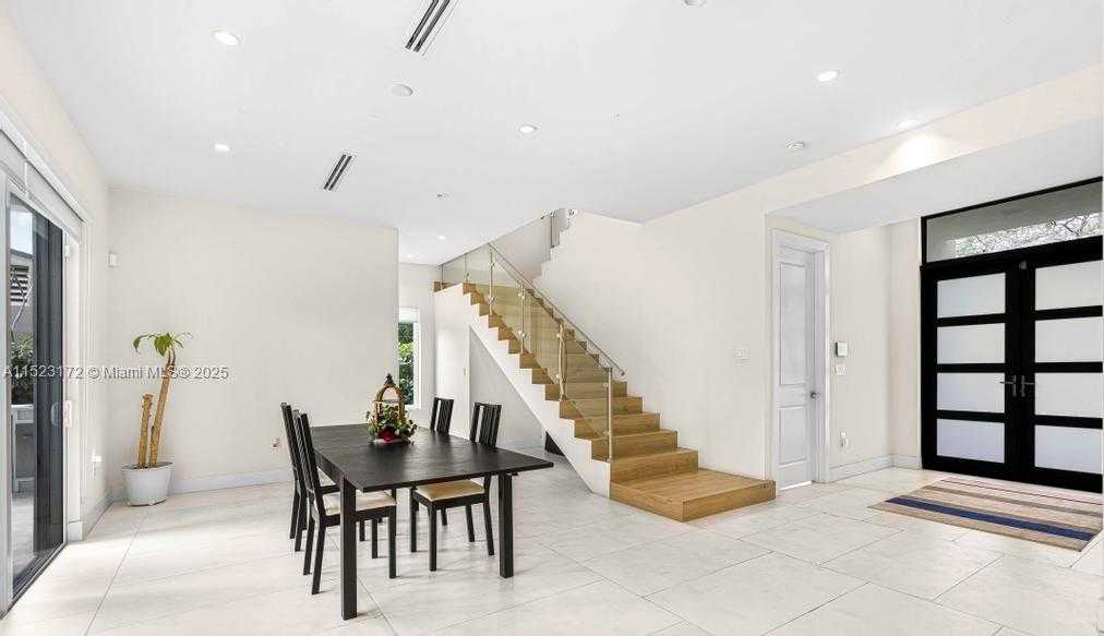 Small Image of Miami Number 11