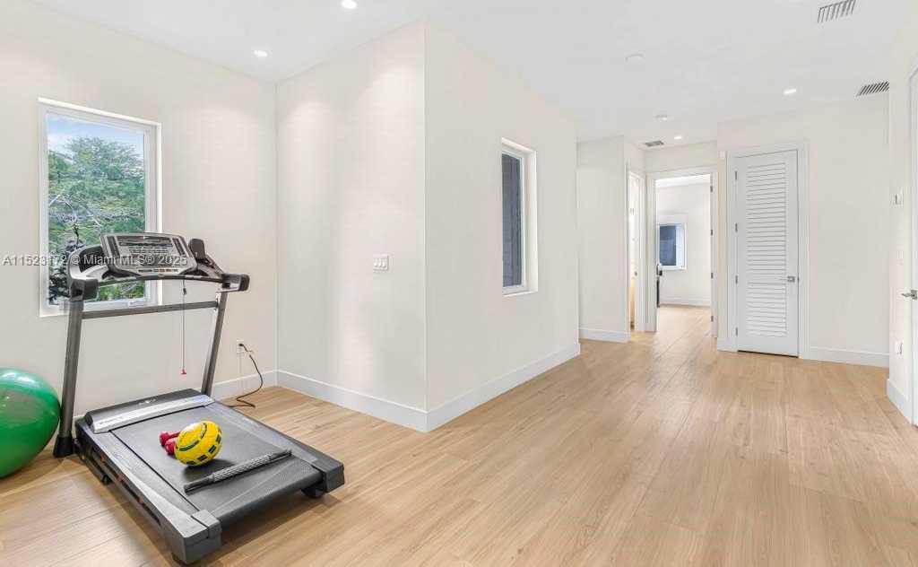 Small Image of Miami Number 15