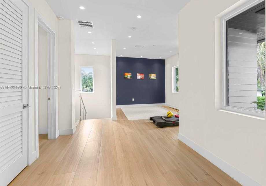 Small Image of Miami Number 16