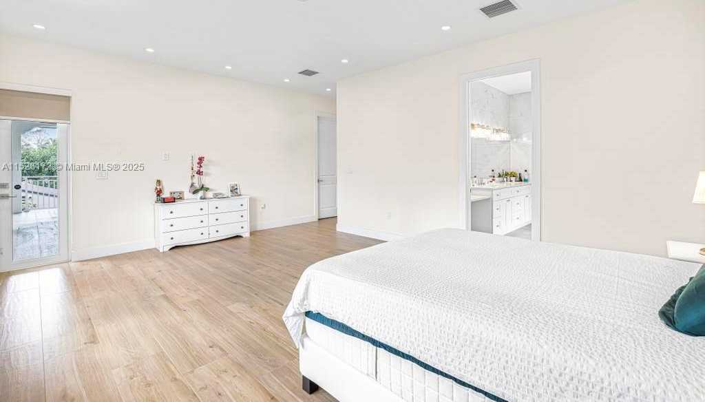 Small Image of Miami Number 19