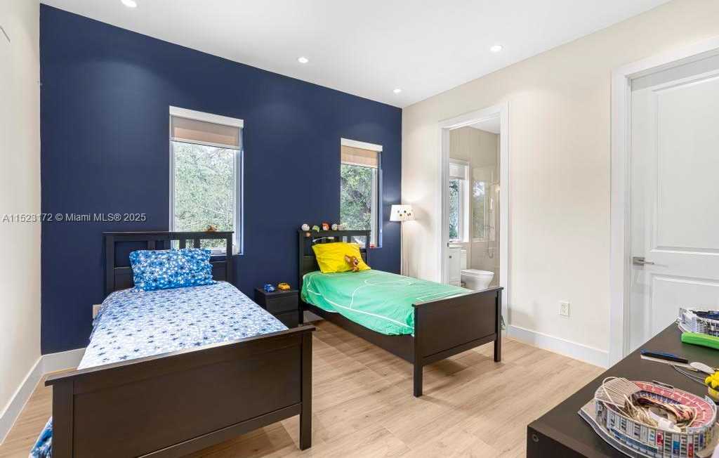 Small Image of Miami Number 27