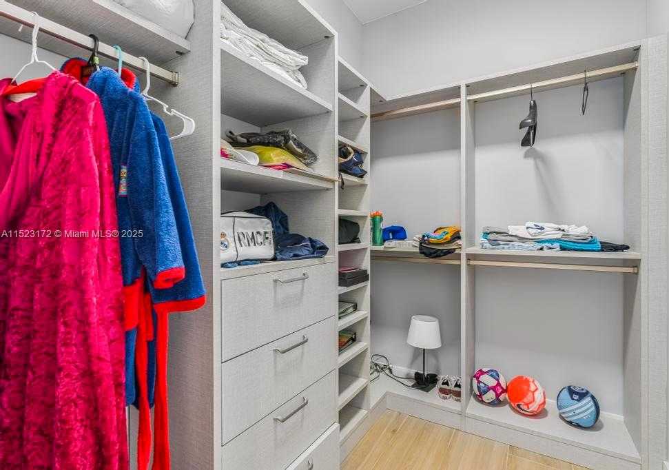 Small Image of Miami Number 29