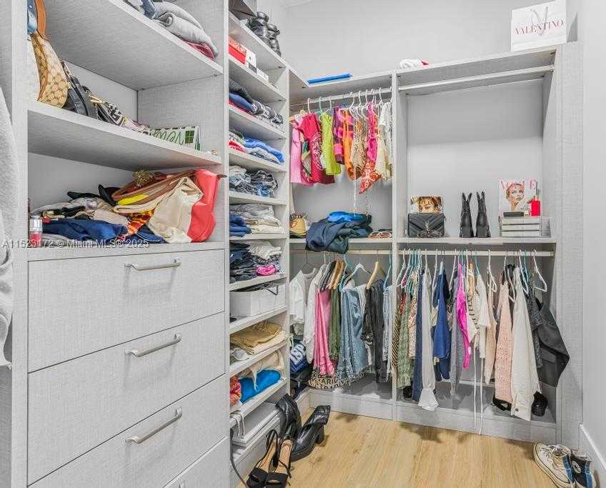 Small Image of Miami Number 32