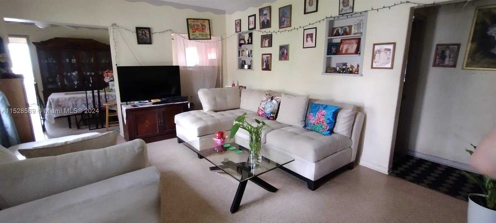 Small Image of 212, Miami Number 4