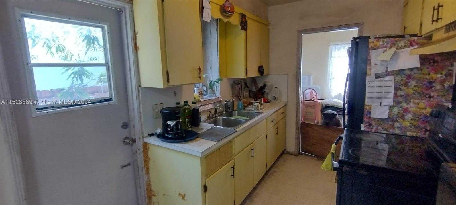 Small Image of 212, Miami Number 5