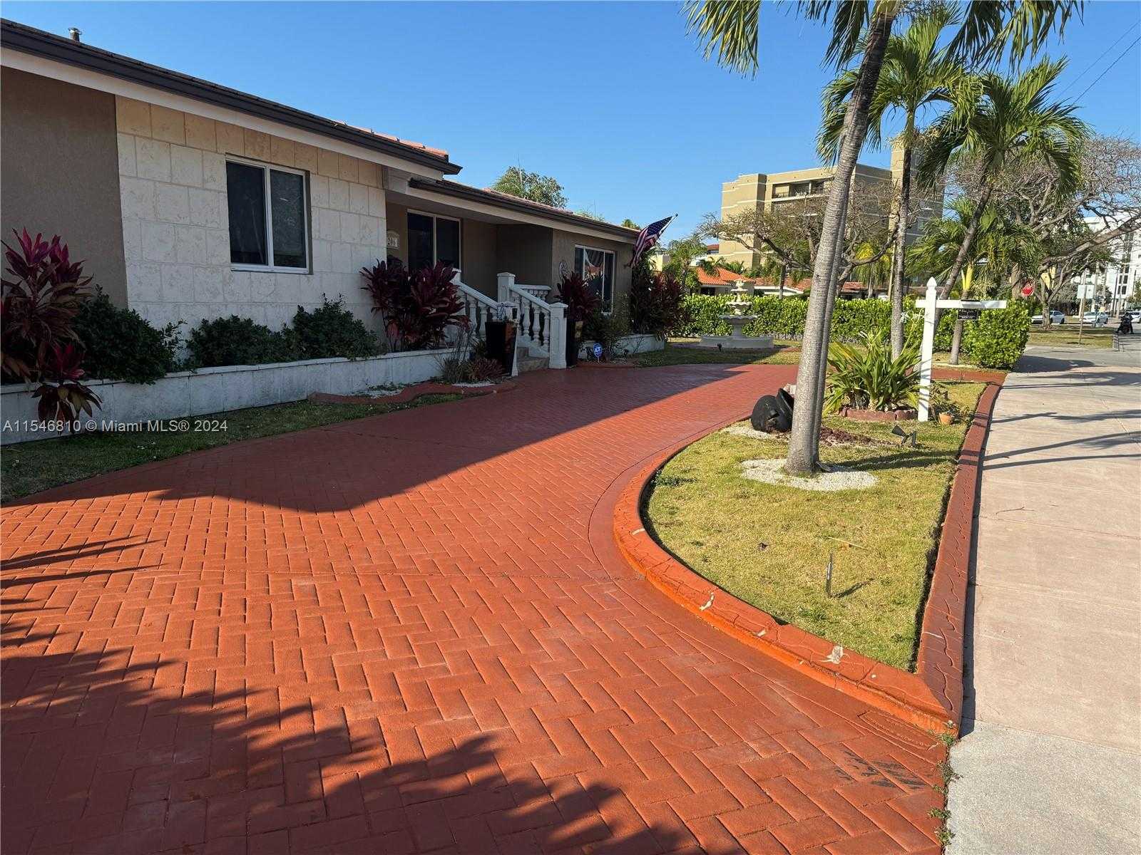 Small Image of 206 PONCE DE LEON BLVD, Coral Gables Number 2