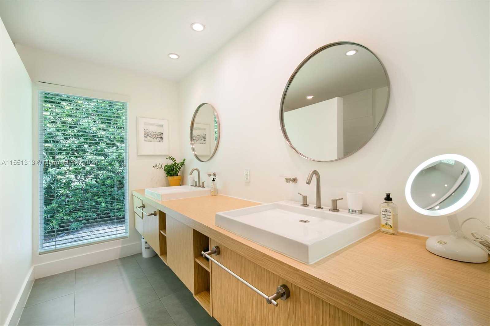Small Image of 861 HARBOR DR, Key Biscayne Number 29