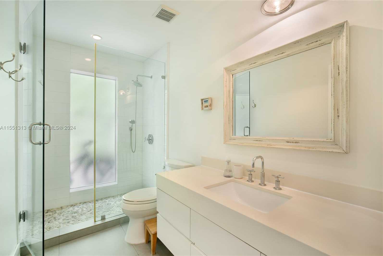 Small Image of 861 HARBOR DR, Key Biscayne Number 31