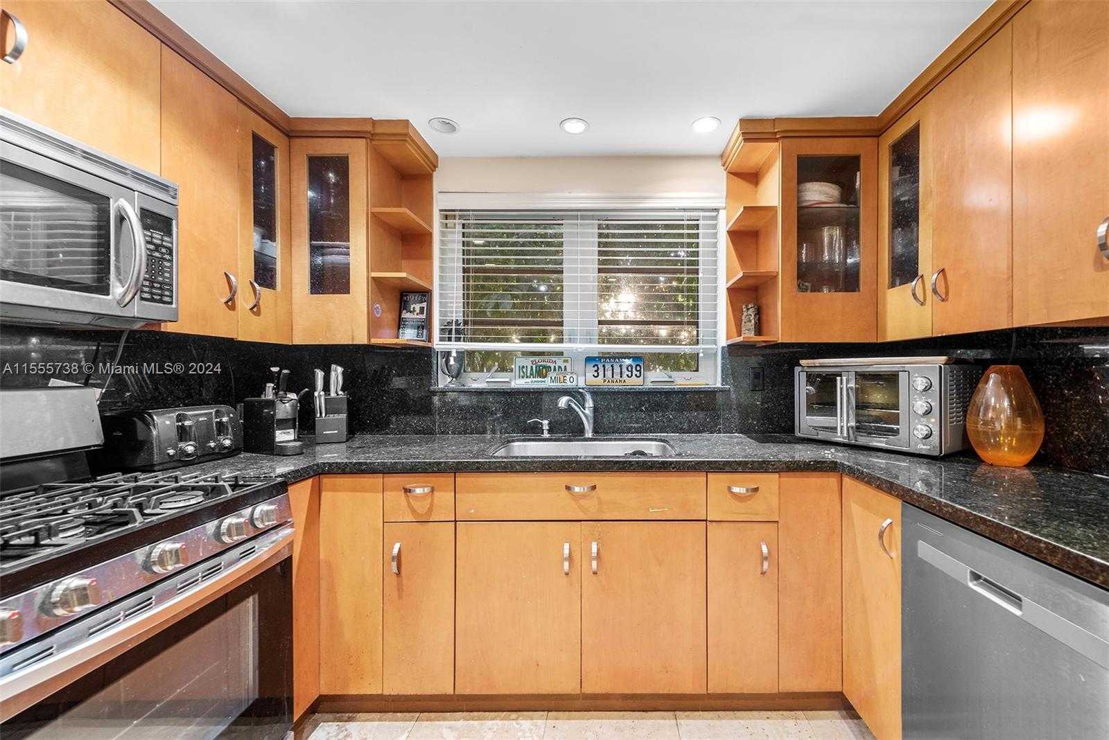 Small Image of 3440 NORTH MERIDIAN AVE, Miami Beach Number 11