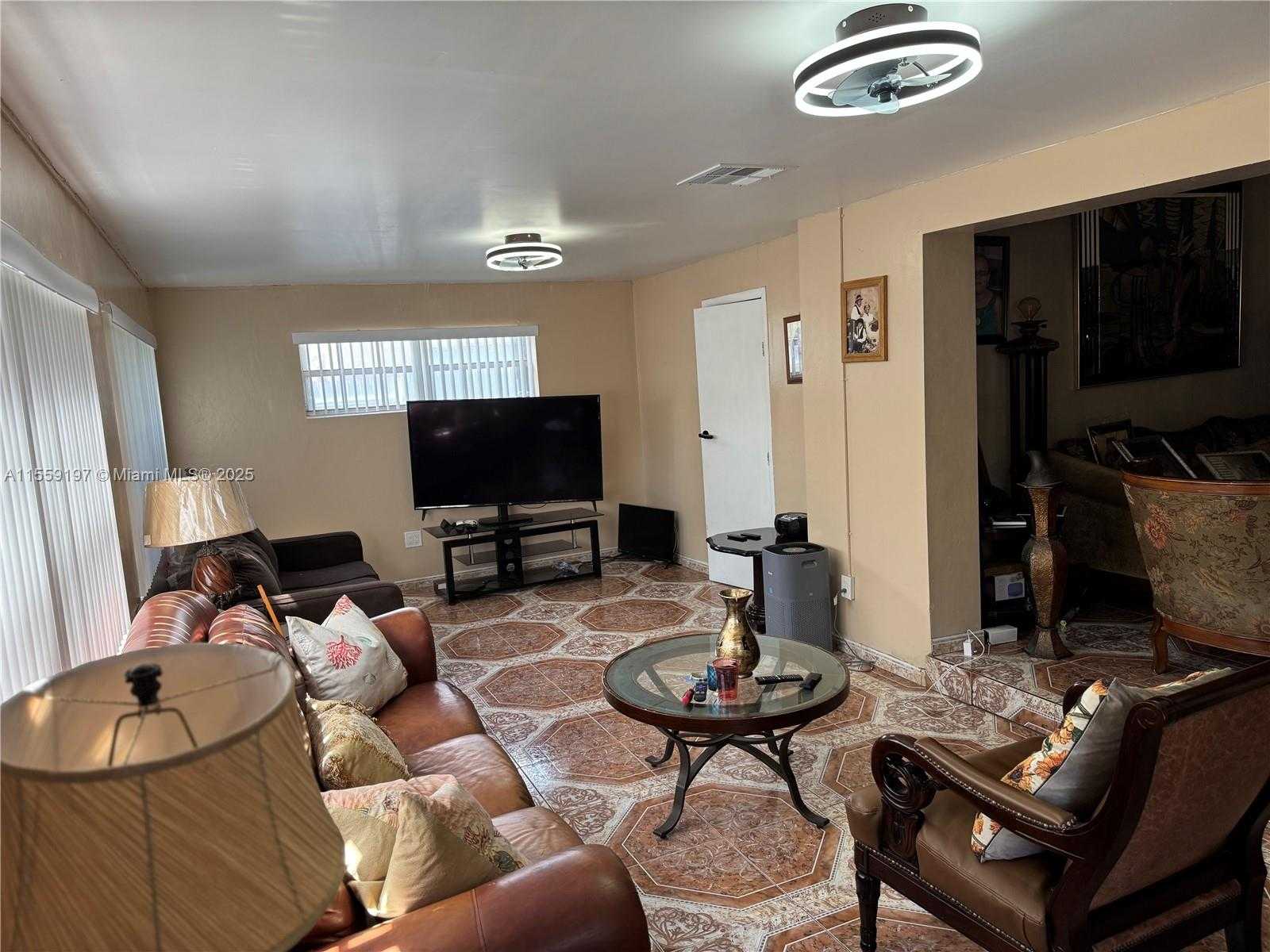 Small Image of 761 NORTH EAST 139TH ST, North Miami Number 2