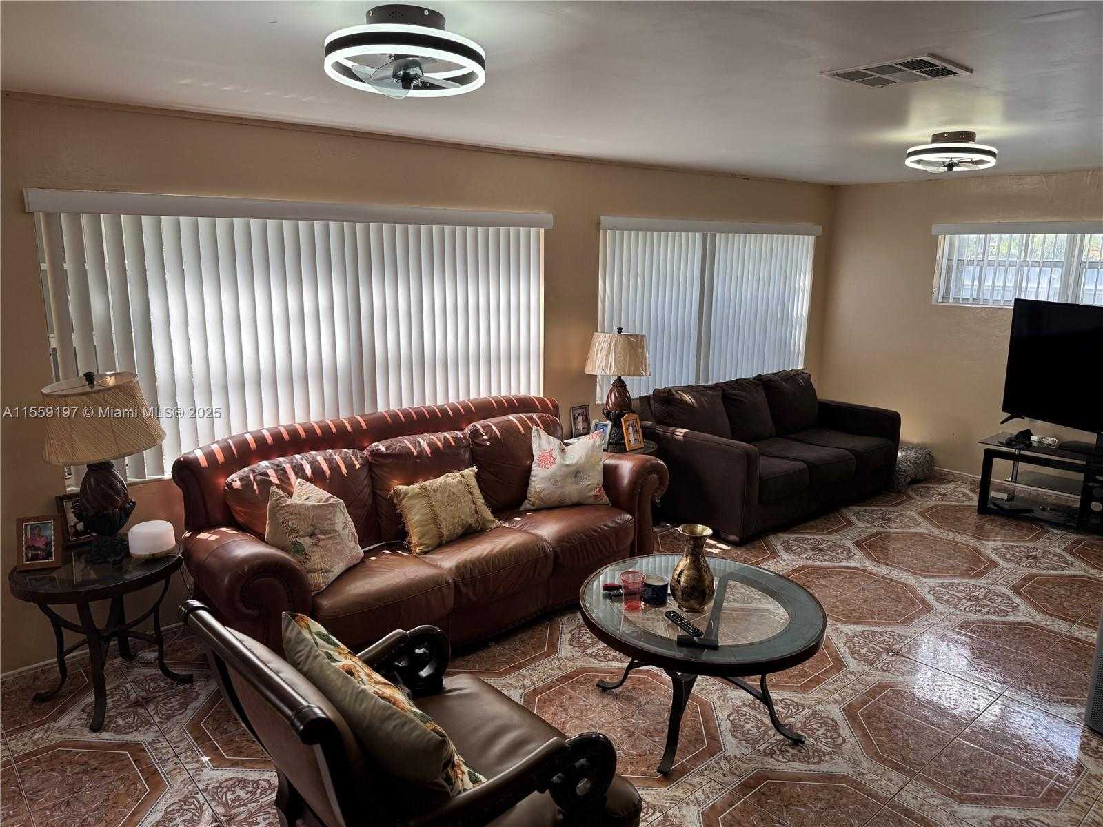 Small Image of 761 NORTH EAST 139TH ST, North Miami Number 3