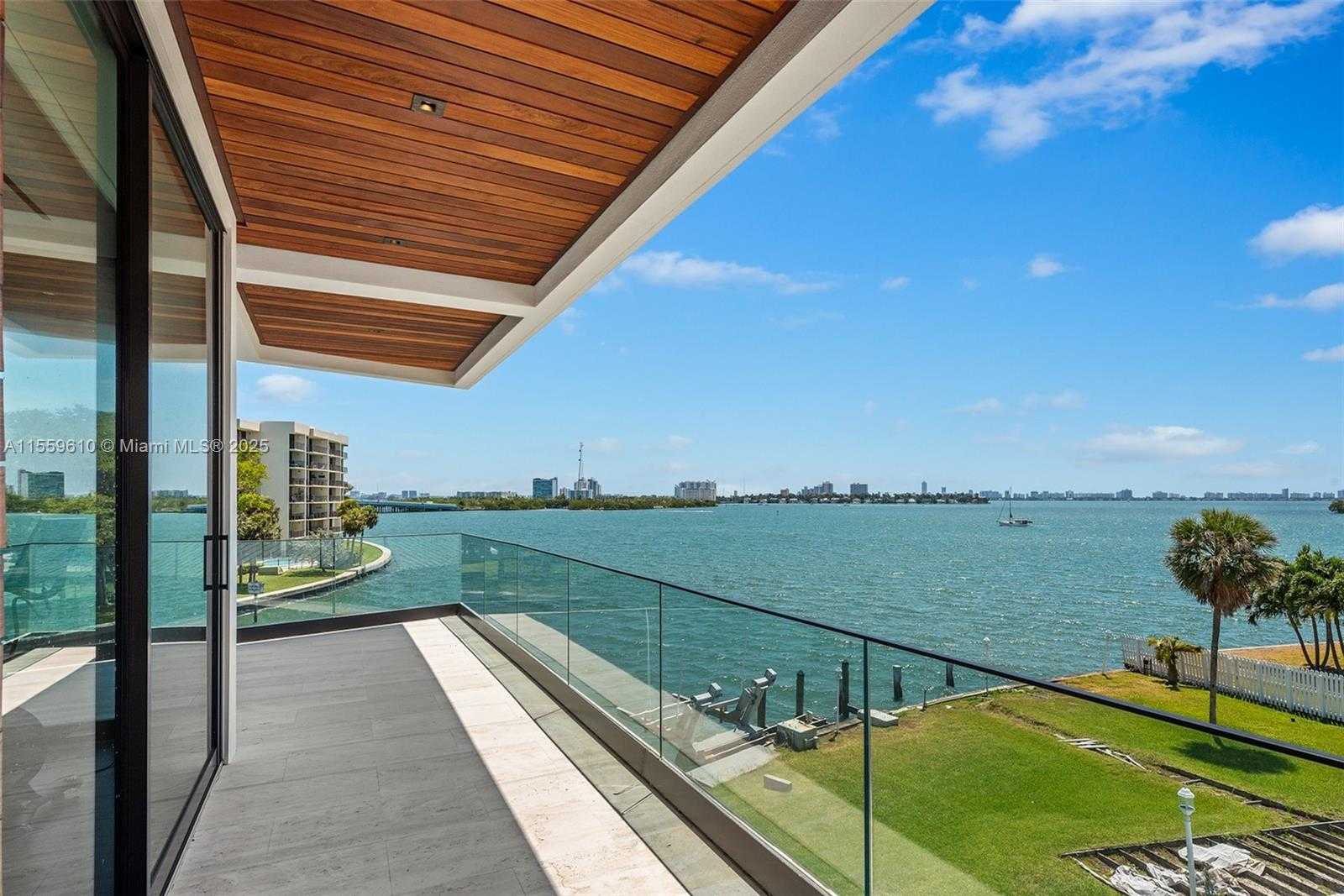 Small Image of 1133 BELLE MEADE ISLAND DR, Miami Number 19