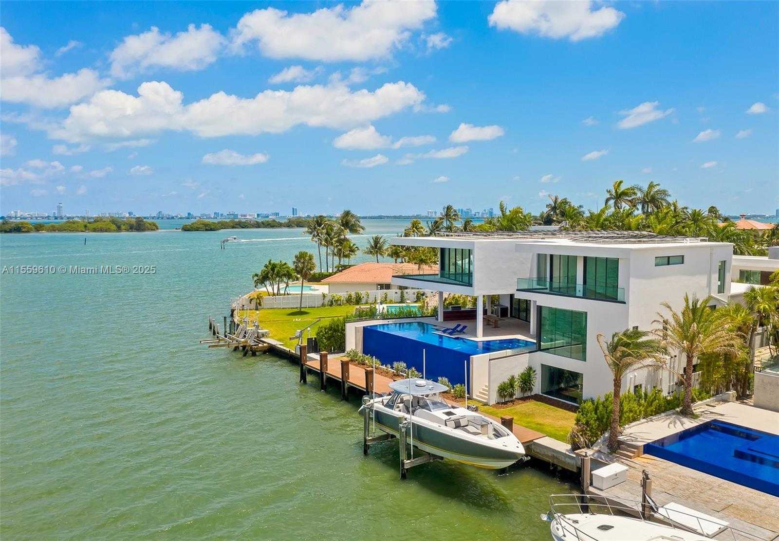Small Image of 1133 BELLE MEADE ISLAND DR, Miami Number 2