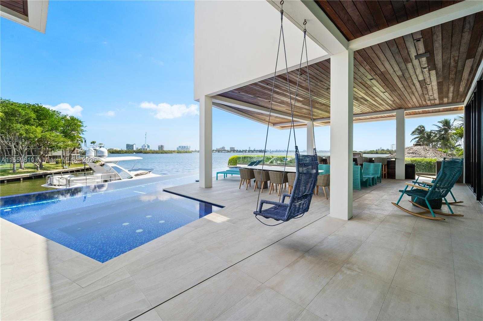 Small Image of 1133 BELLE MEADE ISLAND DR, Miami Number 27