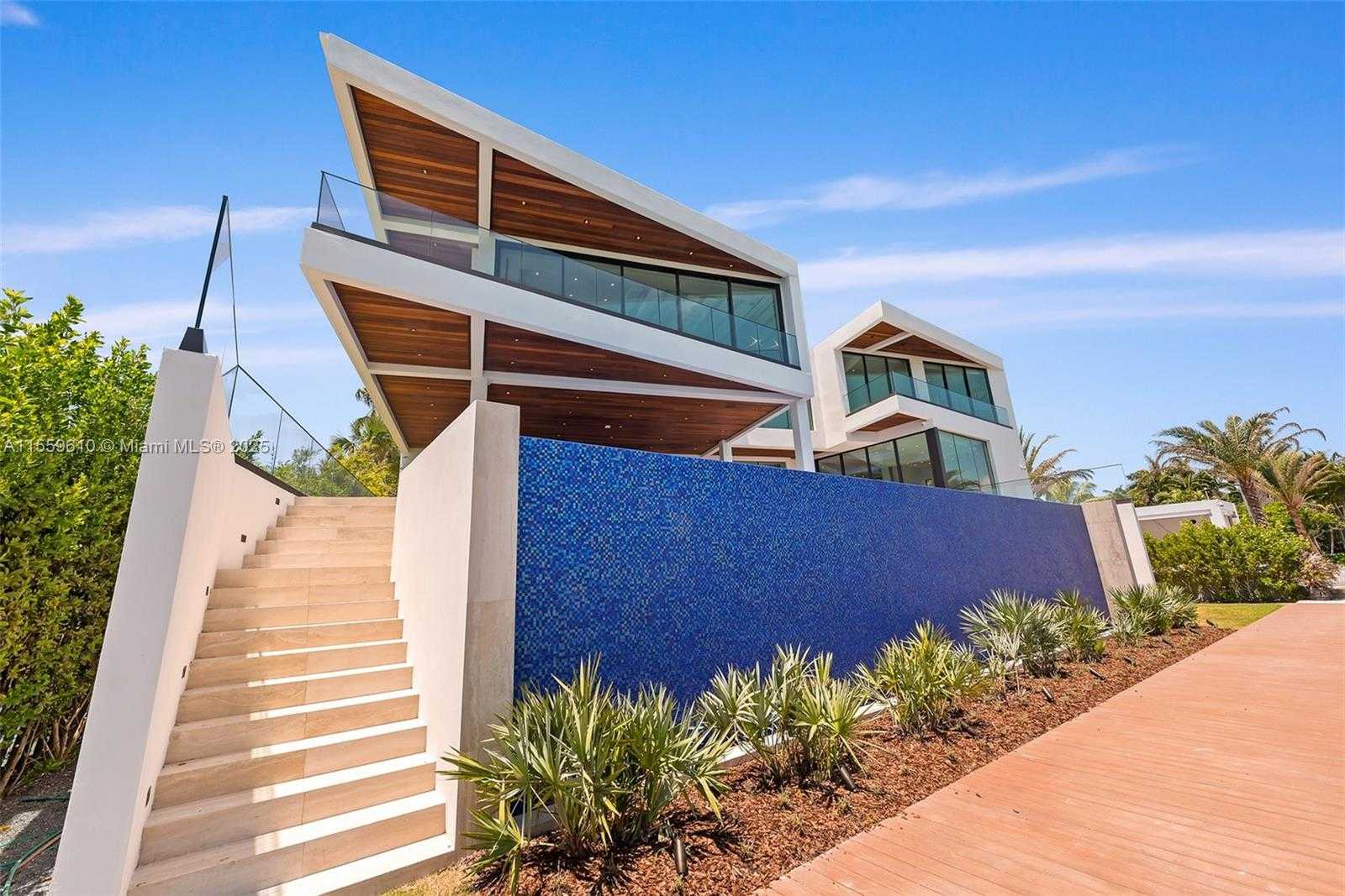 Small Image of 1133 BELLE MEADE ISLAND DR, Miami Number 32