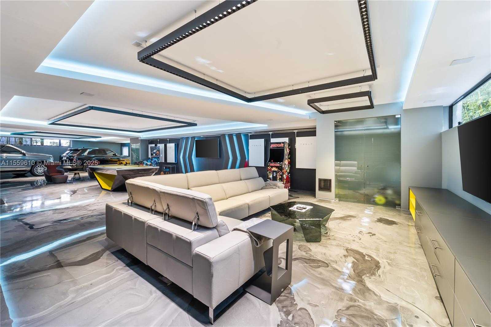 Small Image of 1133 BELLE MEADE ISLAND DR, Miami Number 36