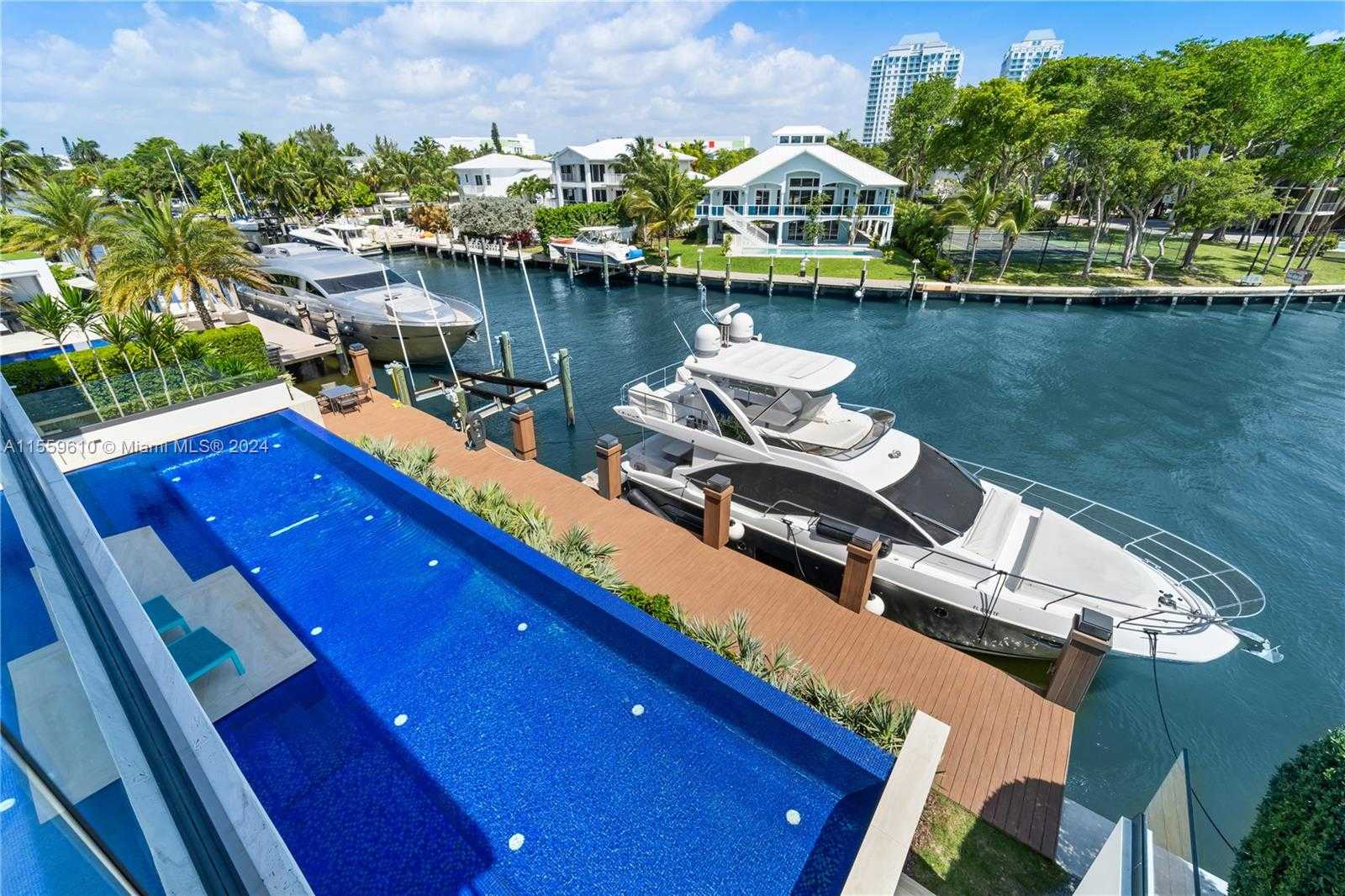 Small Image of 1133 BELLE MEADE ISLAND DR, Miami Number 41