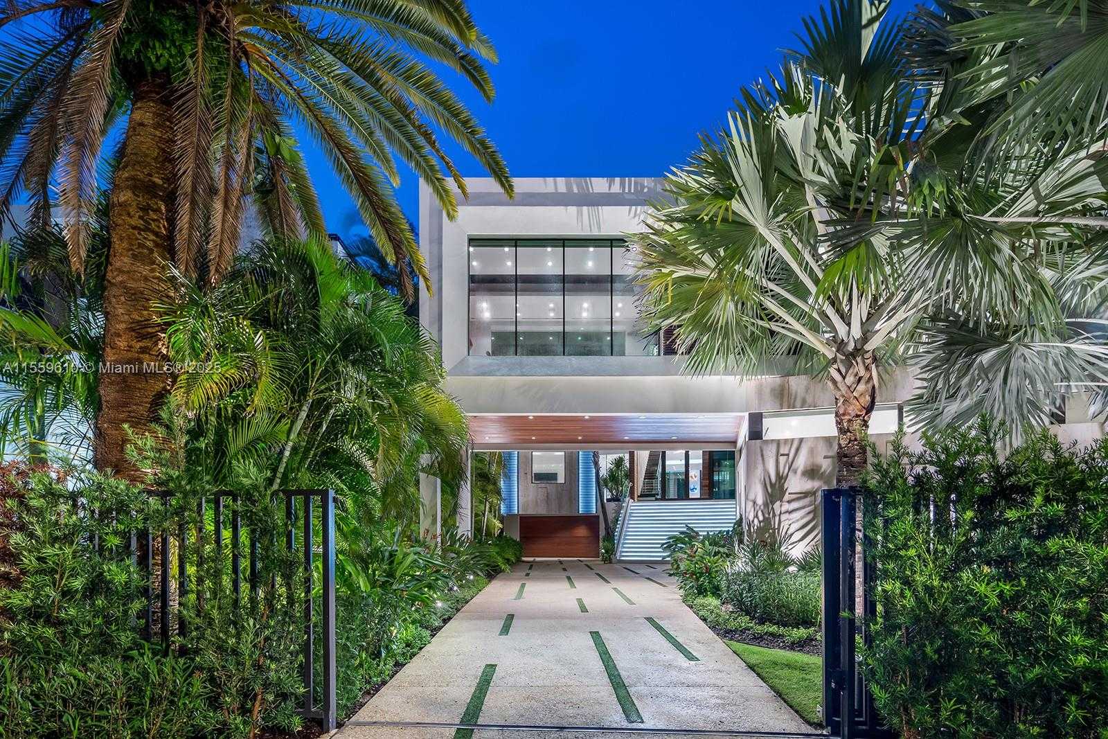 Small Image of 1133 BELLE MEADE ISLAND DR, Miami Number 5