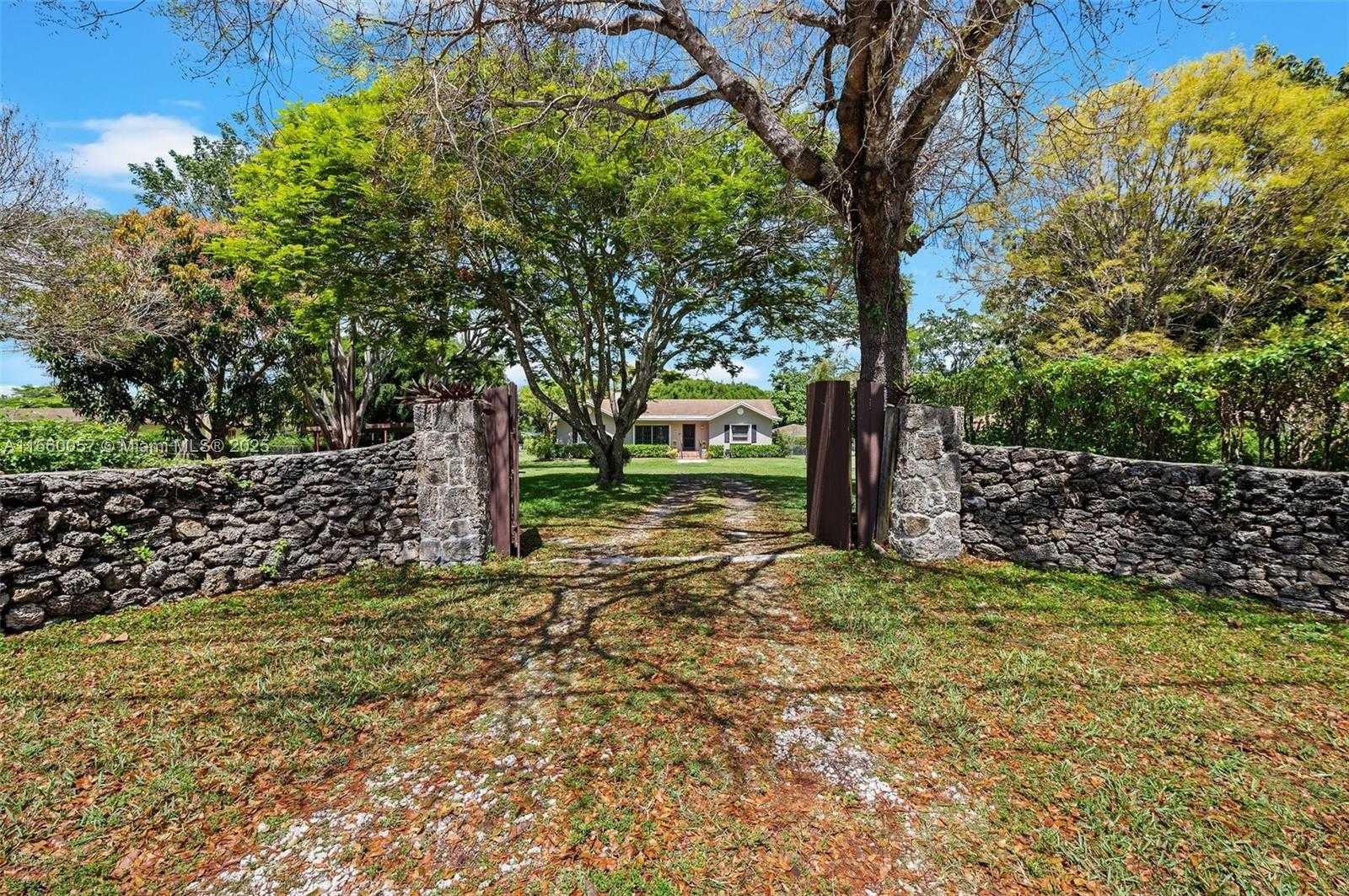 Small Image of 8205 SOUTH WEST 136TH ST, Pinecrest Number 3
