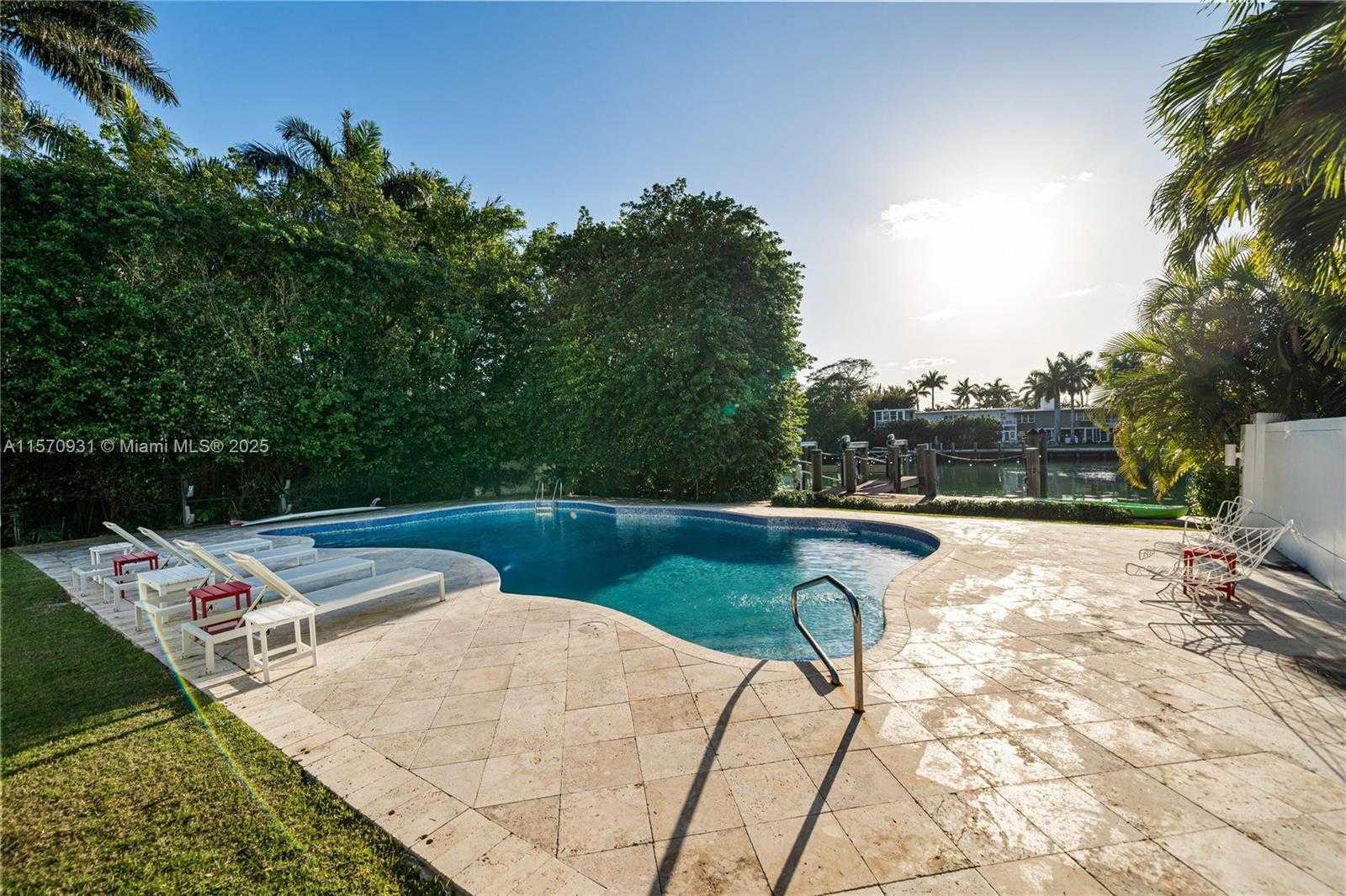 Small Image of 6320 ALLISON RD, Miami Beach Number 3
