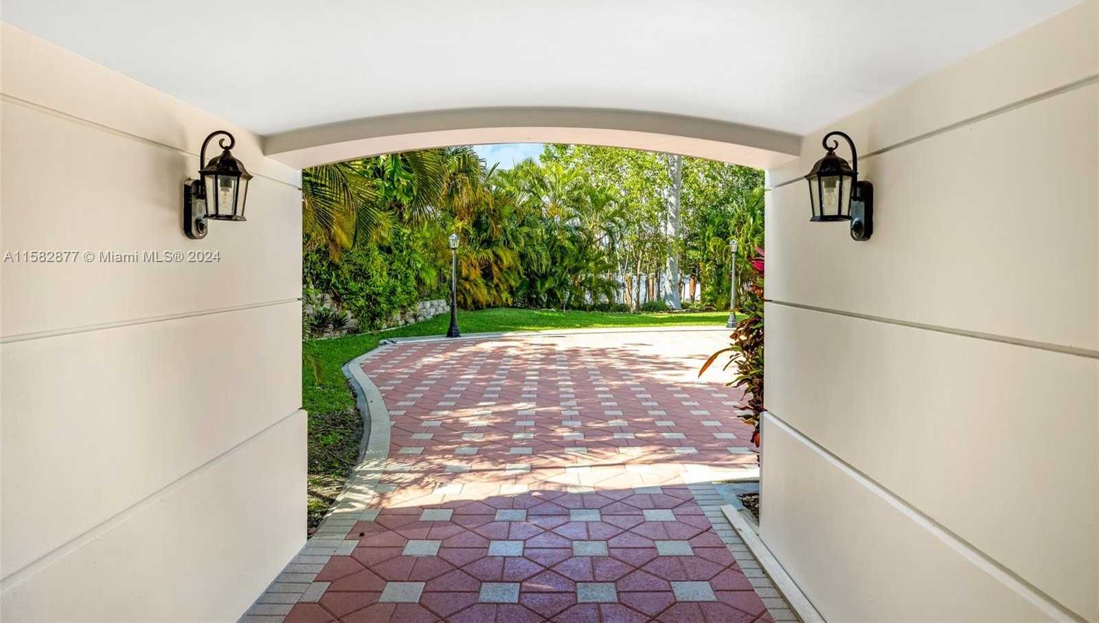 Small Image of 431 COSTANERA RD, Coral Gables Number 27
