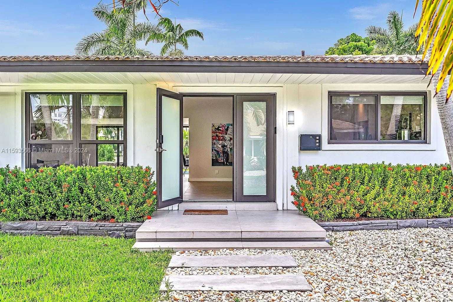 Small Image of 536 HIBISCUS DR, Hallandale Beach Number 5