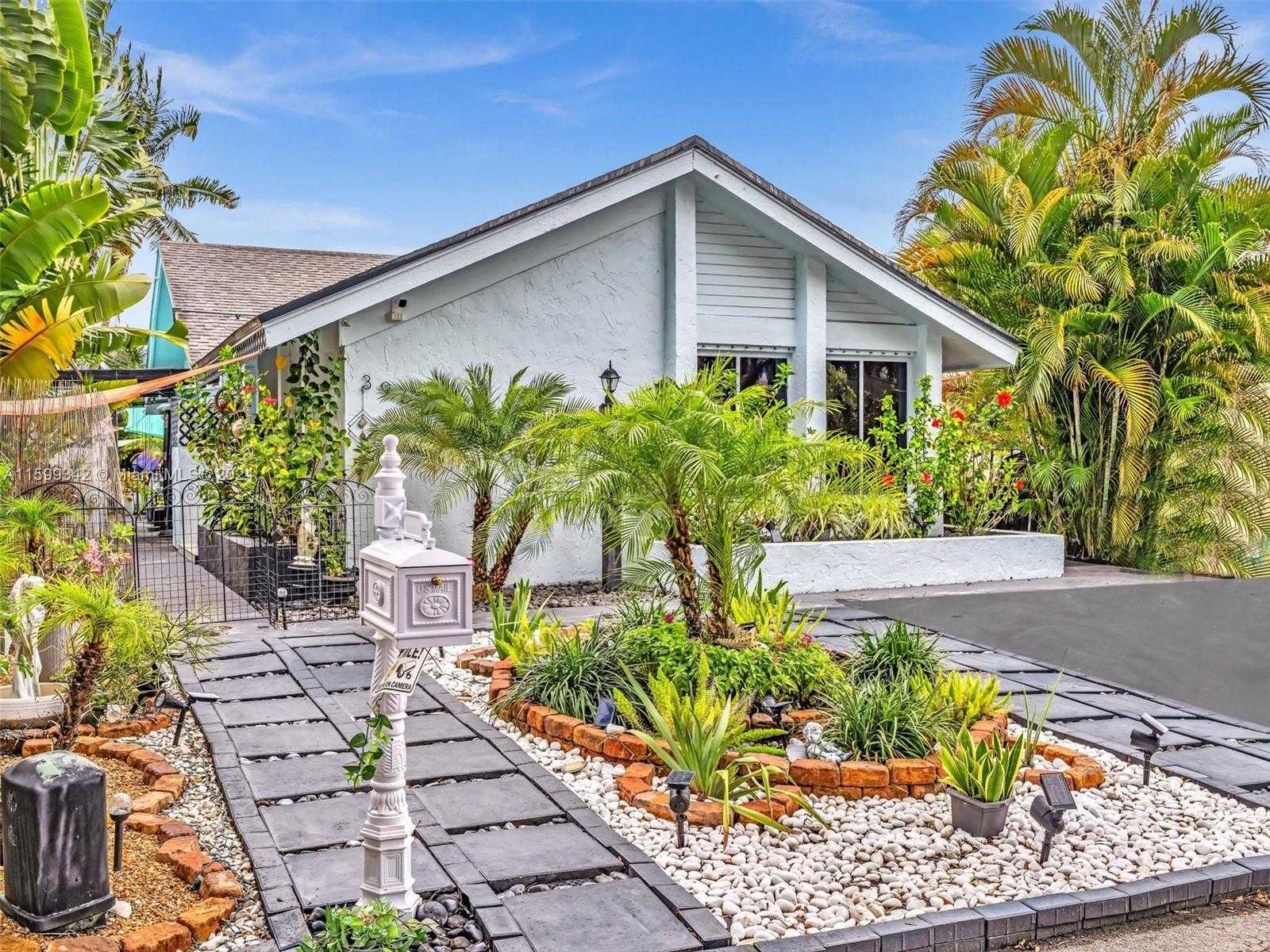 Small Image of 3960 SOUTH WEST 84TH TER, Davie Number 2