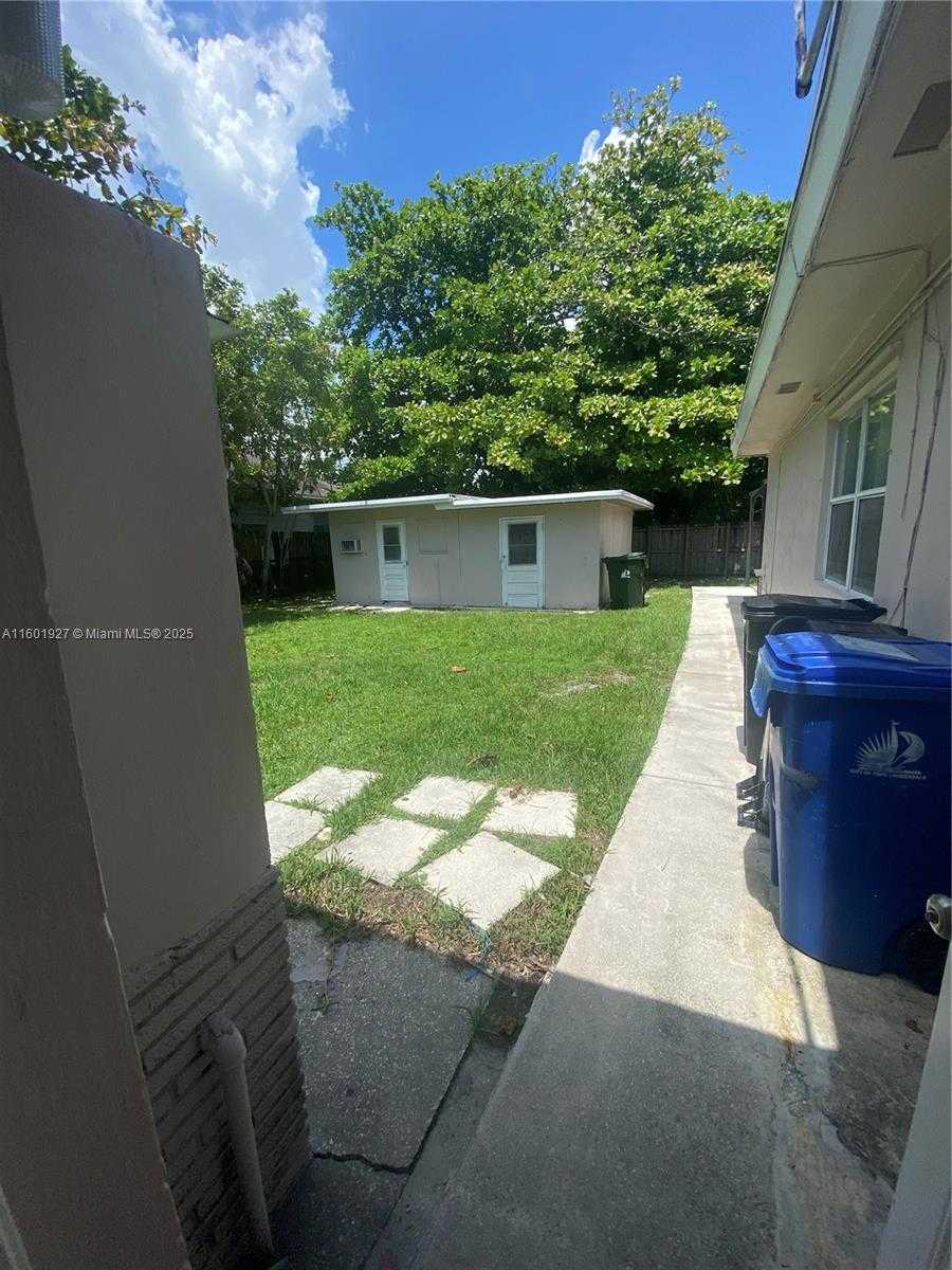 Small Image of 1739 SOUTH WEST 28TH TER, Fort Lauderdale Number 14