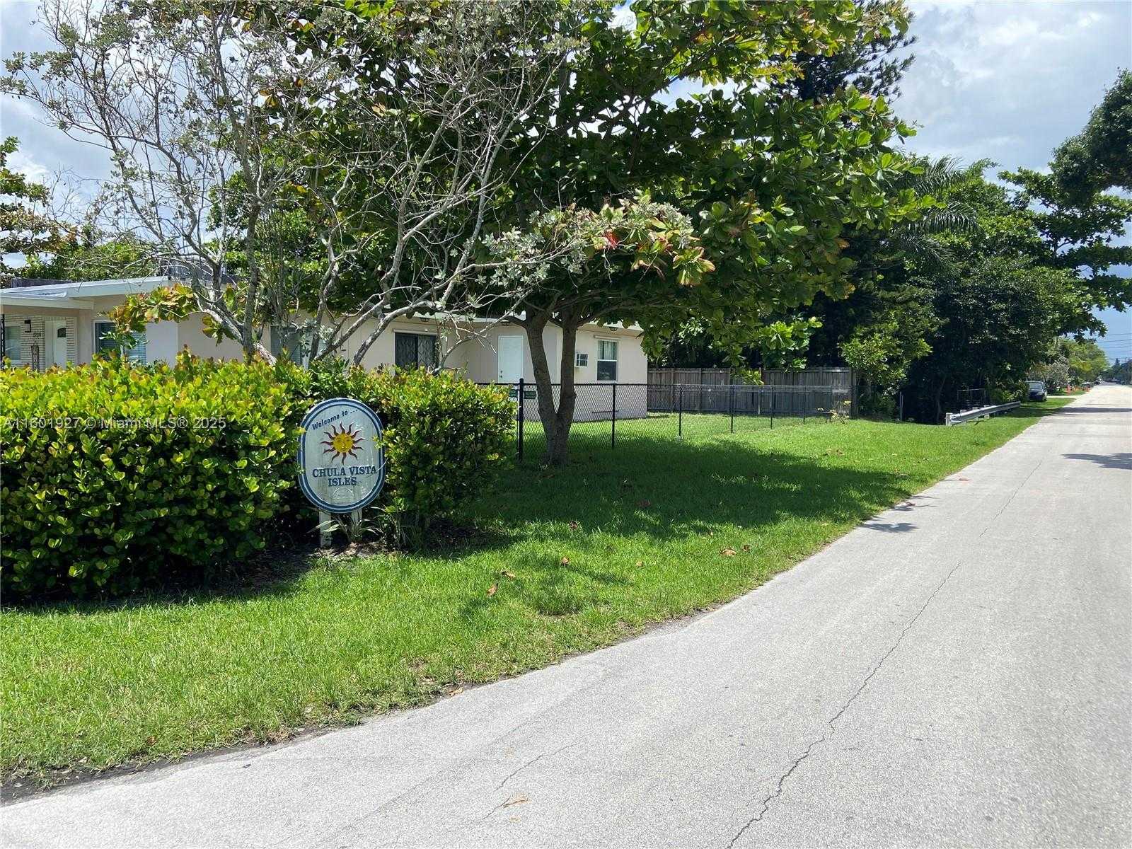 Small Image of 1739 SOUTH WEST 28TH TER, Fort Lauderdale Number 2