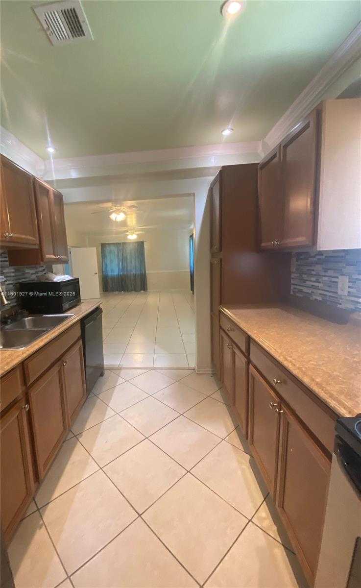 Small Image of 1739 SOUTH WEST 28TH TER, Fort Lauderdale Number 5