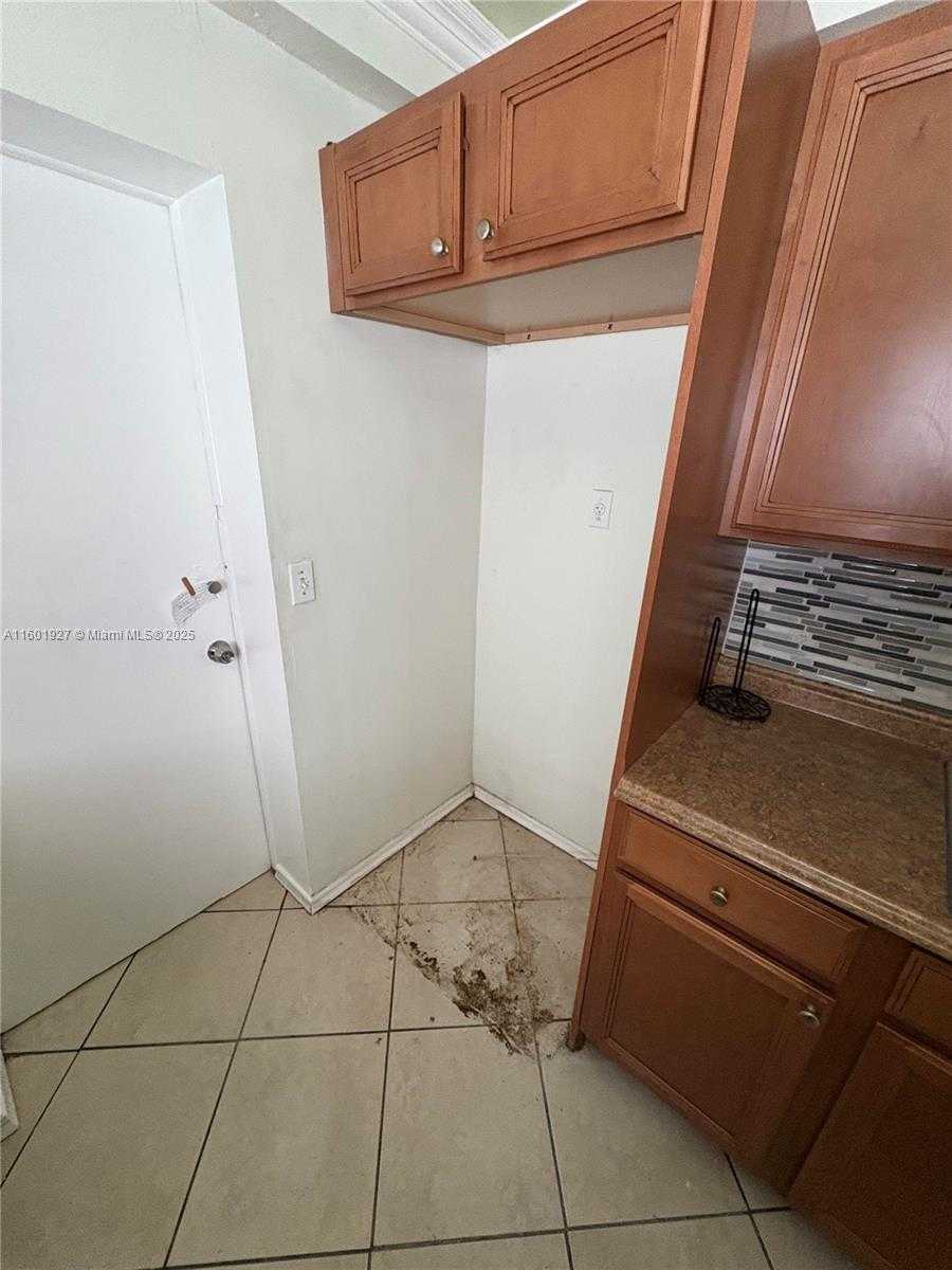 Small Image of 1739 SOUTH WEST 28TH TER, Fort Lauderdale Number 6