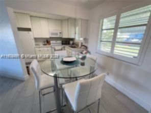 Small Image of Hollywood Number 7