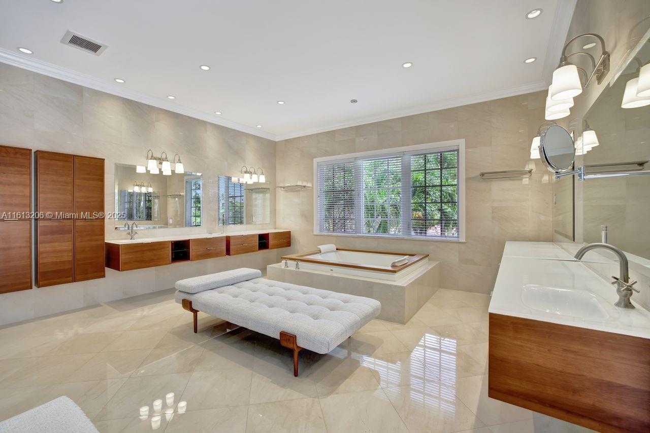 Small Image of 797 Ridgewood Rd, Key Biscayne, FL 33149, USA Number 11
