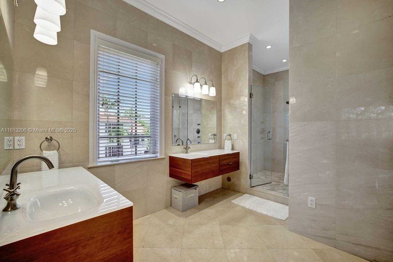 Small Image of 797 Ridgewood Rd, Key Biscayne, FL 33149, USA Number 14
