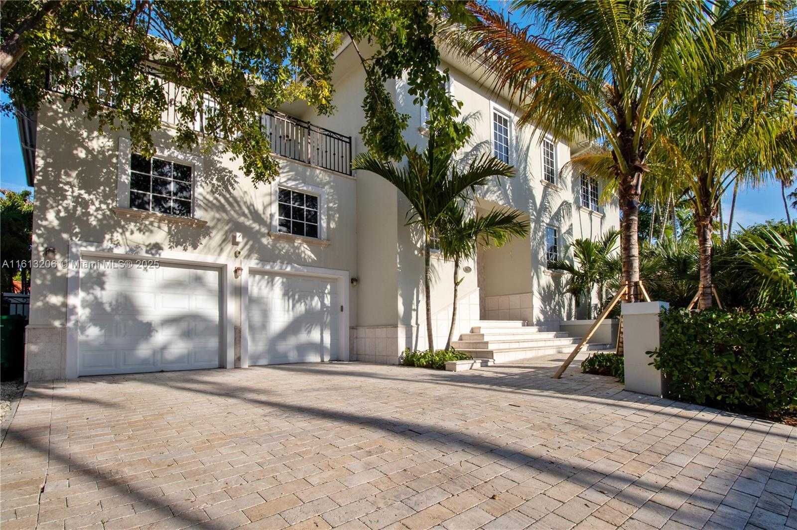 Small Image of 797 Ridgewood Rd, Key Biscayne, FL 33149, USA Number 2