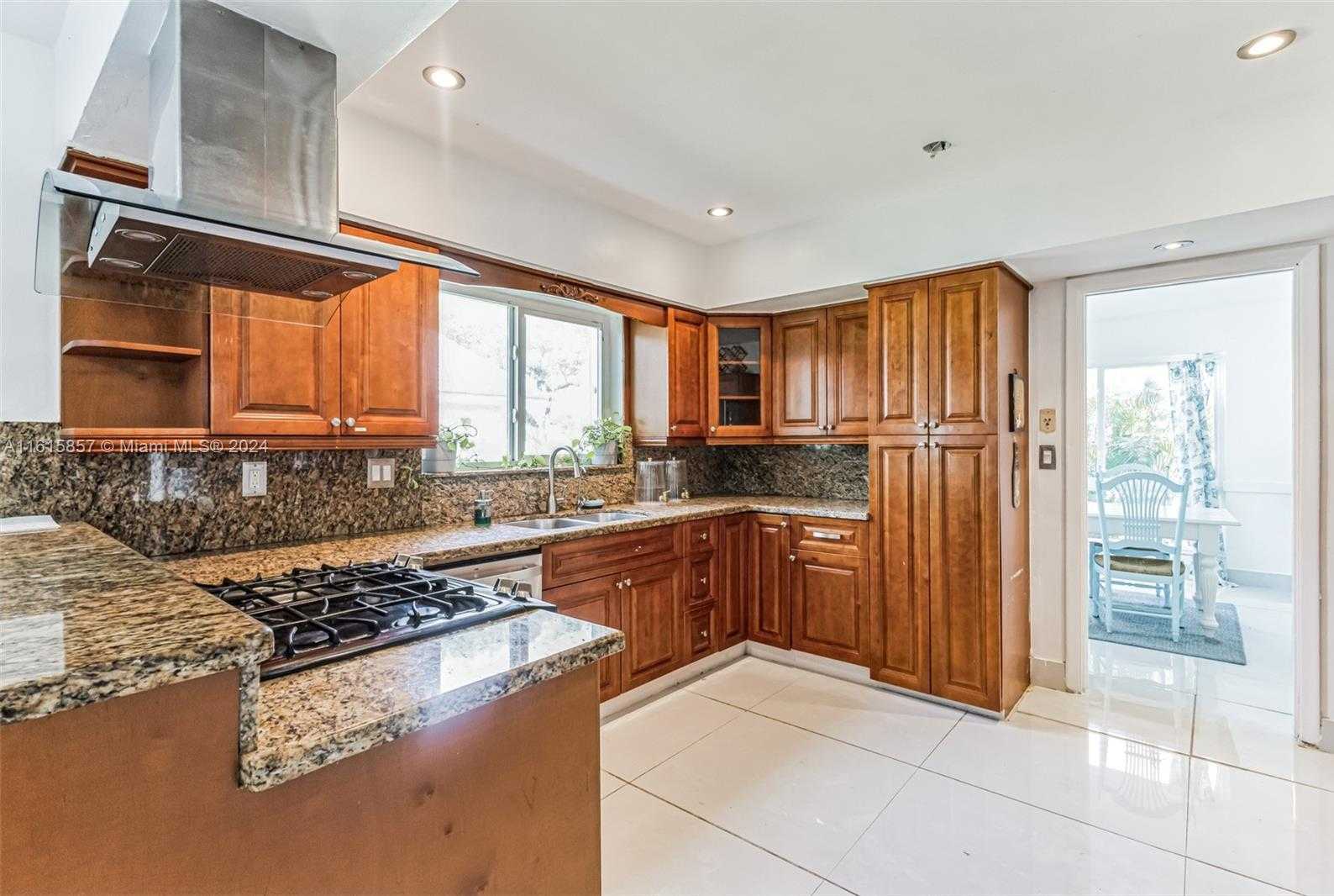 Small Image of 633 NORTH CRESCENT DR, Hollywood Number 10
