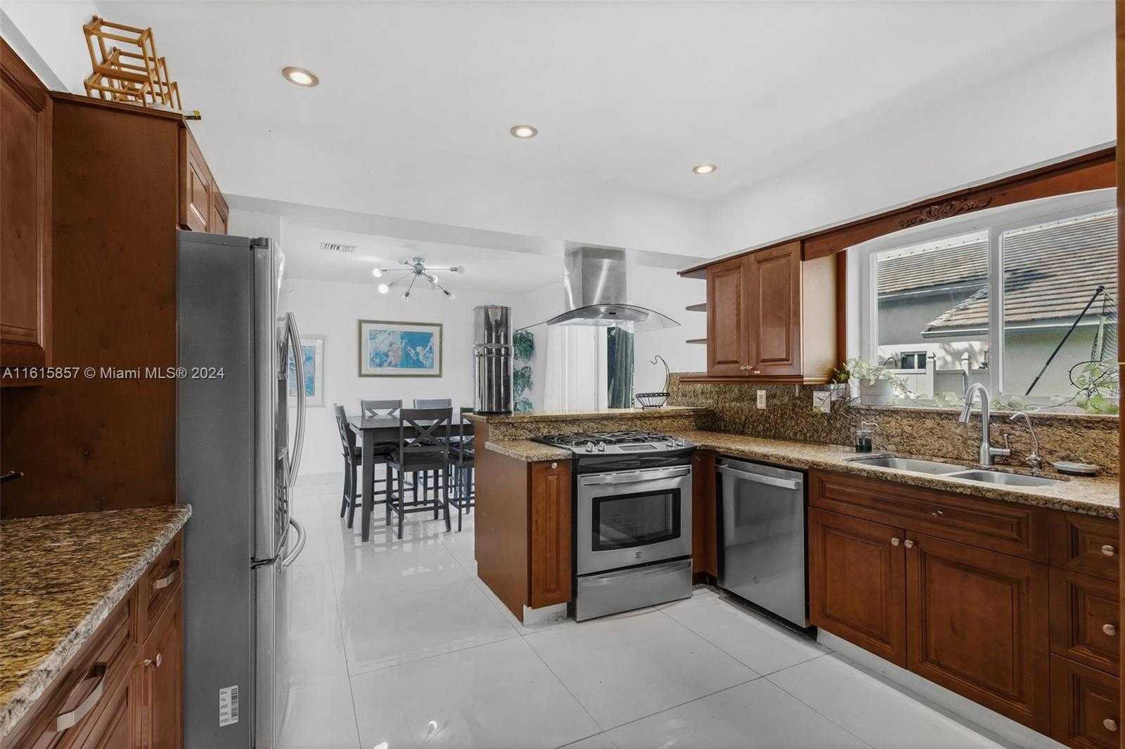 Small Image of 633 NORTH CRESCENT DR, Hollywood Number 13