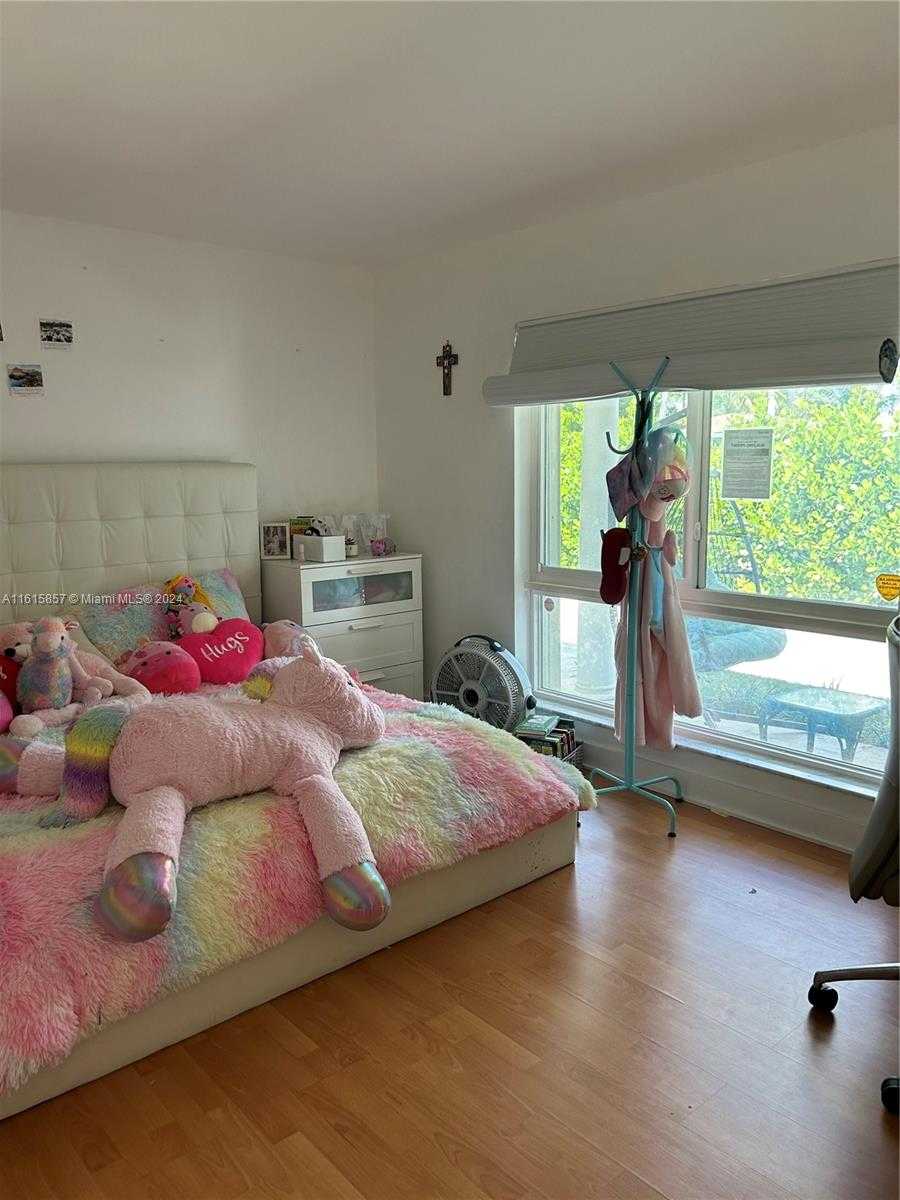 Small Image of 633 NORTH CRESCENT DR, Hollywood Number 19