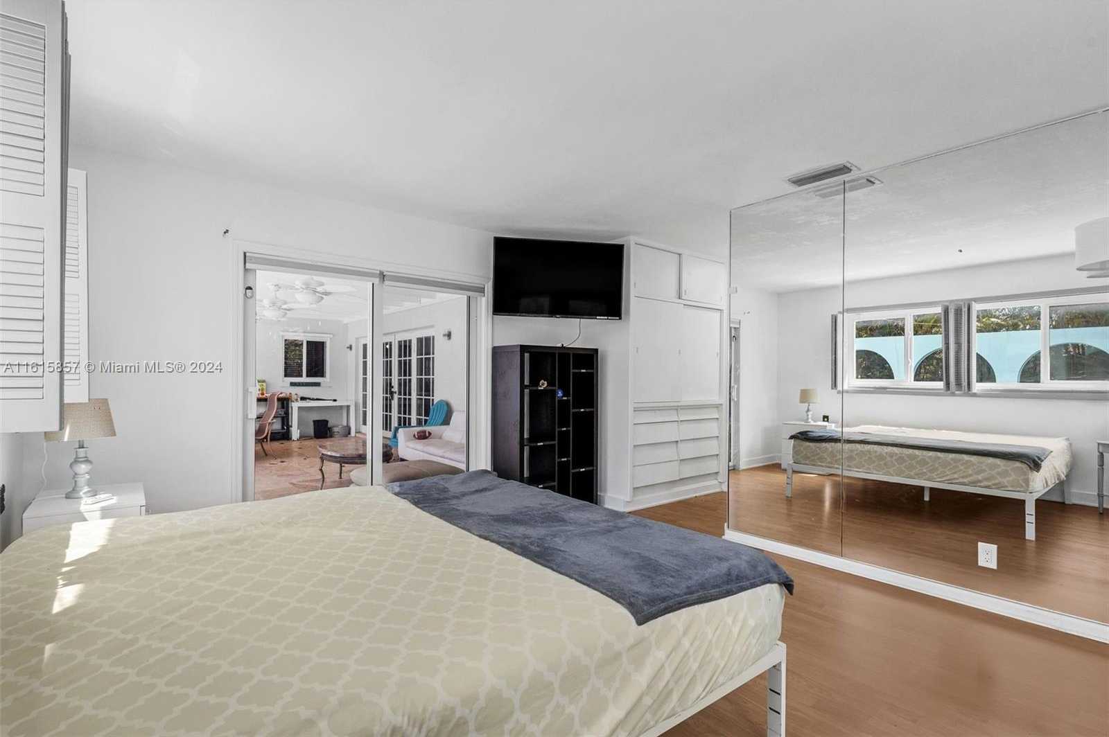 Small Image of 633 NORTH CRESCENT DR, Hollywood Number 23
