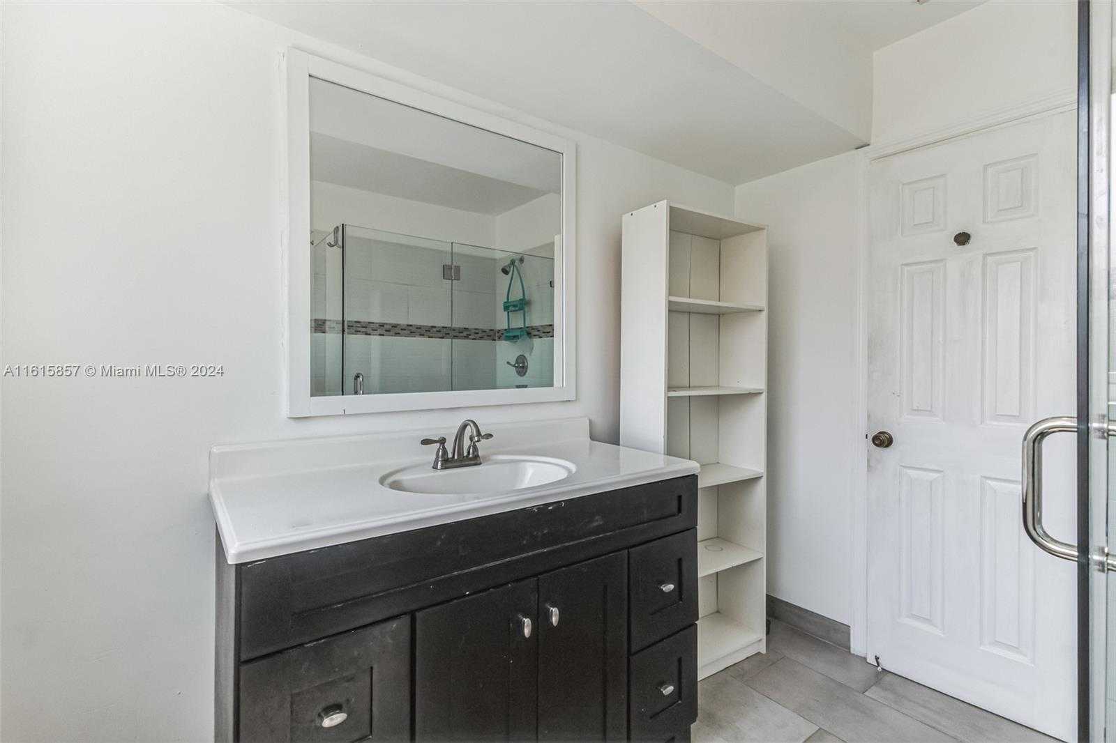 Small Image of 633 NORTH CRESCENT DR, Hollywood Number 26