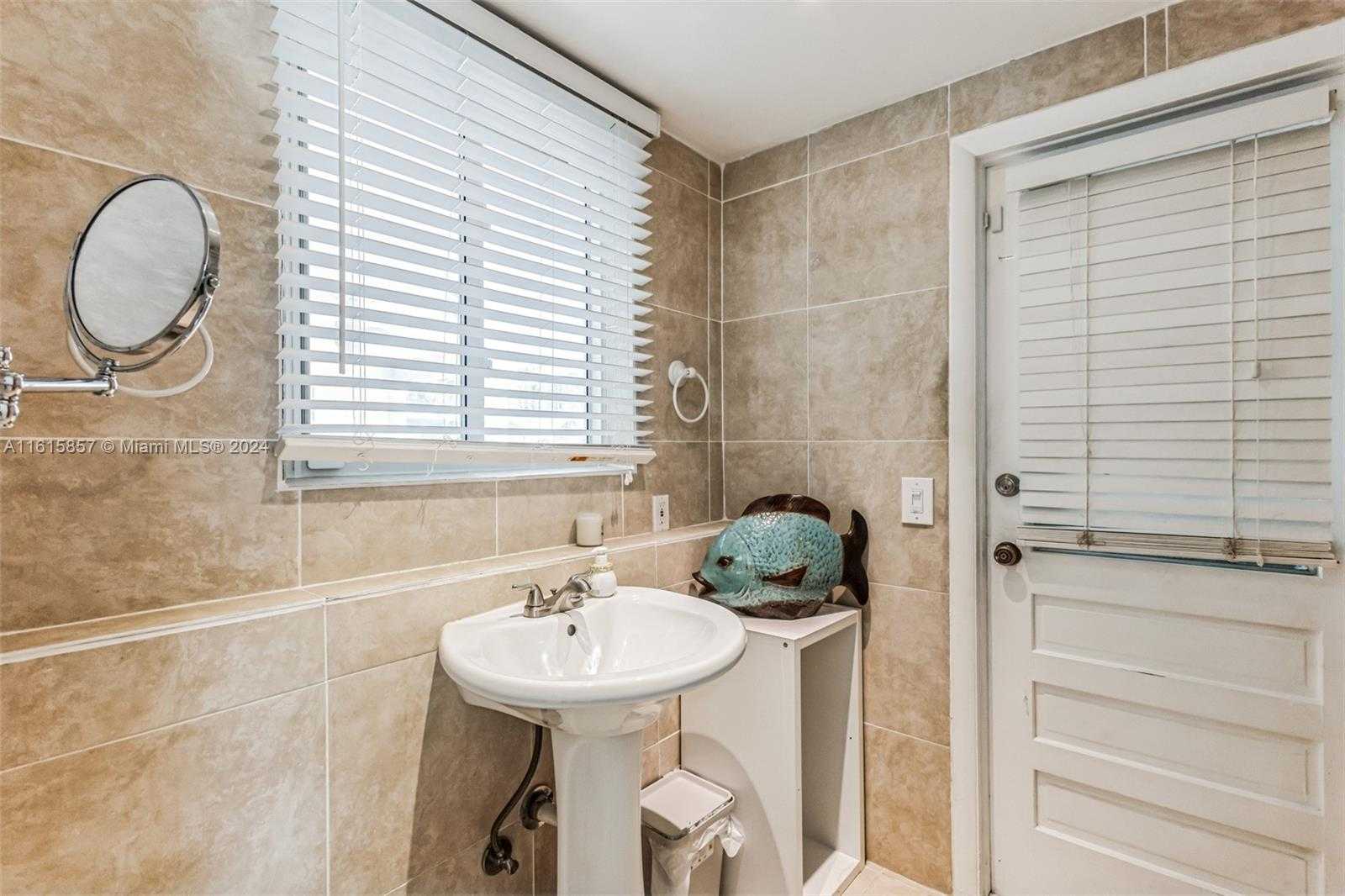 Small Image of 633 NORTH CRESCENT DR, Hollywood Number 32