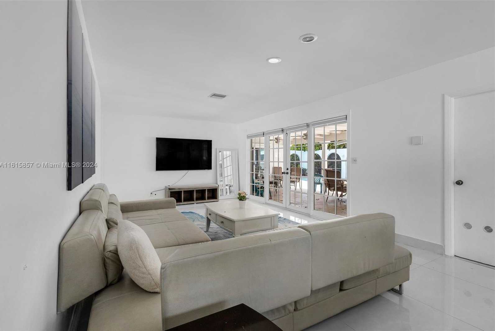 Small Image of 633 NORTH CRESCENT DR, Hollywood Number 45